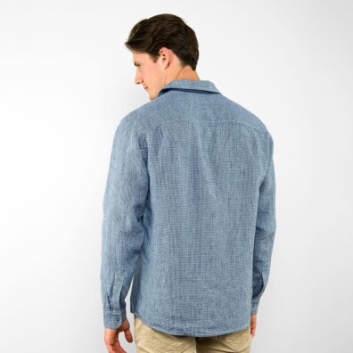 Vyriškų lininių marškinių vaizdas iš nugaros, mėlyni langeliai.