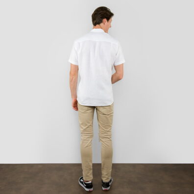 Ryškiai balti vyriški lininiai marškiniai - vaizdas iš nugaros.