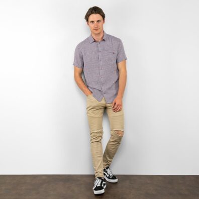 Vyriški lininiai marškiniai su smulkiais violetiniais langeliais ir trumpomis rankovėmis.