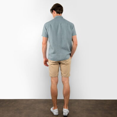 Žalsvai mėlyni lininiai vyriški marškiniai - vaizdas iš nugaros.