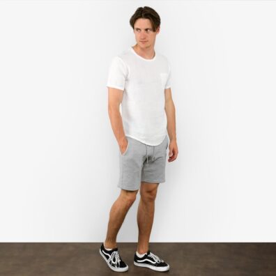 Ryškiai baltos spalvos vyriški lininiai marškinėliai trumpomis rankovėmis.