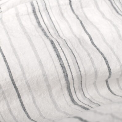 Lininis baltas dryžuotas užvalkalas iš arti.