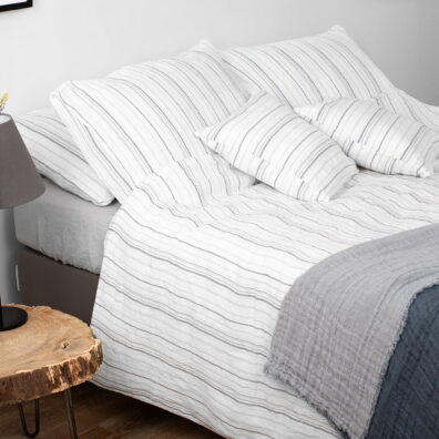 Lininis baltas dryžuotas antklodės užvalkalas.