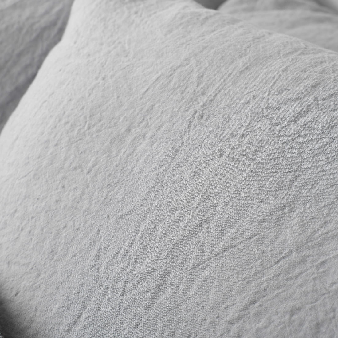 Lininė patalynė šviesiai pilka : minkštas švelnus skalbtas linas.
