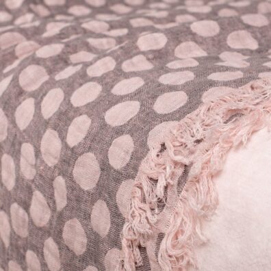 Lininis dvipusis pilkas pledas rausvais burbuliukais.
