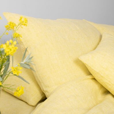 Lininė patalynė geltona: pagalvės, antklodės užvalkalas, paklodė.