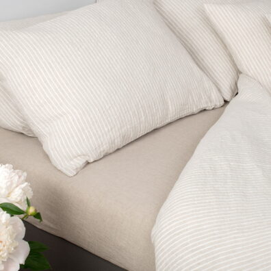 Lininė pilka dryžuota patalynė „Polo“: dryžuotas pagalvės, antklodės užvalkalas, pilka paklodė.