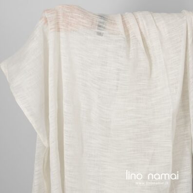 Pieno baltumo retas dryžuotas audinys