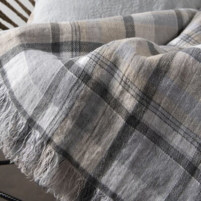 Lininis pledas pilkai languotas.