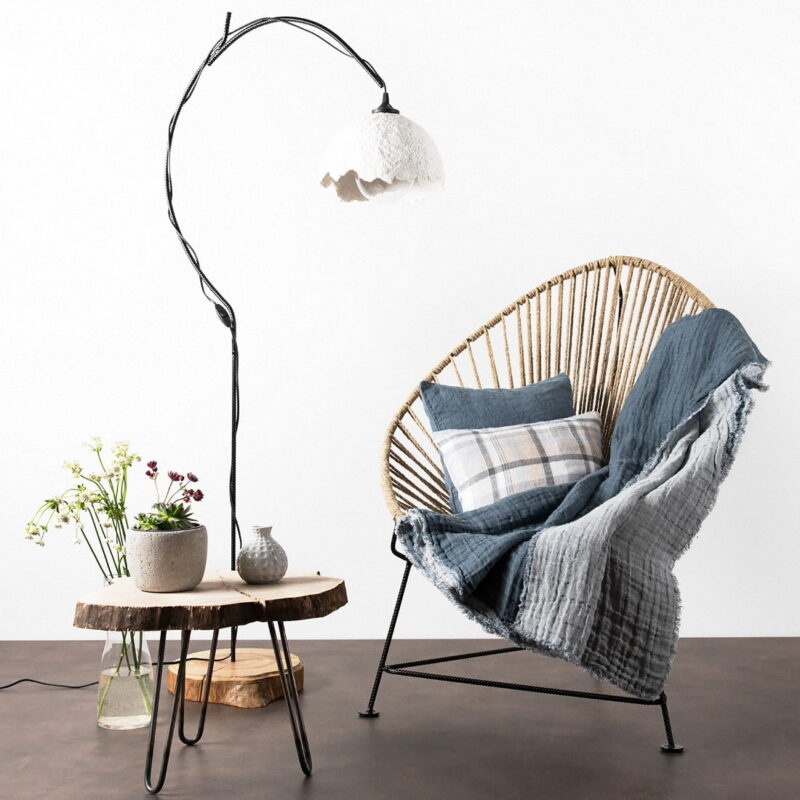 Lininis pledas tamsiai pilkas dvipusis.