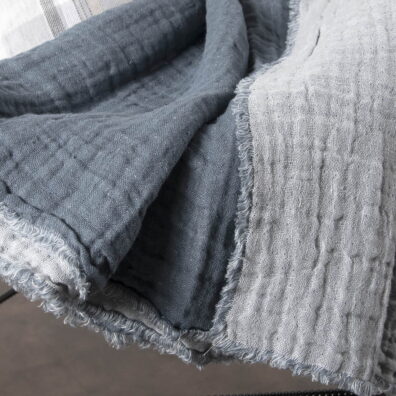 Lininis pledas tamsiai pilkas dvipusis, kita pusė šviesiai pilka.