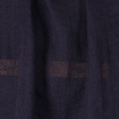Permatomas lininis audinys skalbtas tamsiai mėlynas.