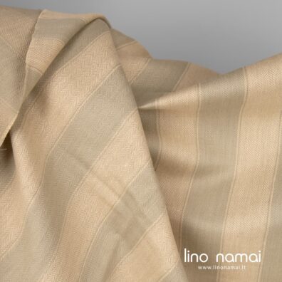 Puslininis audinys žalsvomis gelsvomis juostomis „eglutės“ raštu