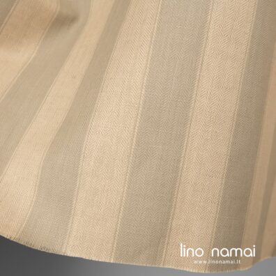 Puslininis audinys žalsvomis, gelsvomis juostomis tinka drabužiams ir namų tekstilei siūti