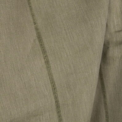 Lininis žalsvas lengvas audinys su retomis juostelėmis.