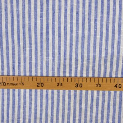 Lininis audinys ryškiai baltas mėlynai dryžuotas, siauras.