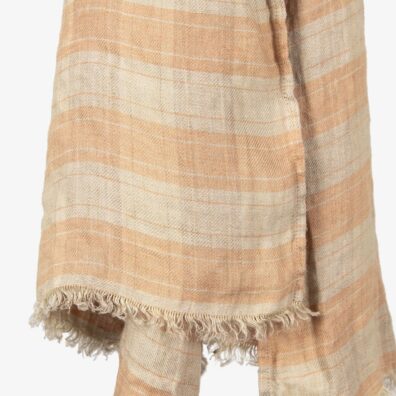 Lininis rusvas languotas šalikas su kutais.