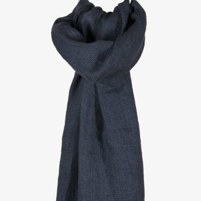 Lininis šalikas juodai pilkas raštuotas.