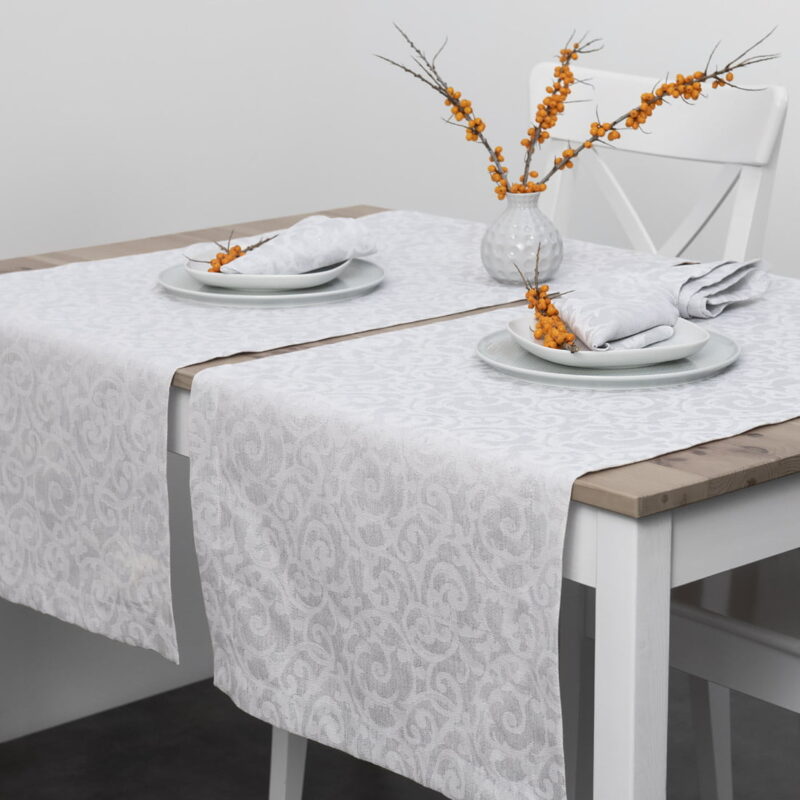 Puslininis šviesiai pilkas raštuotas takelis.