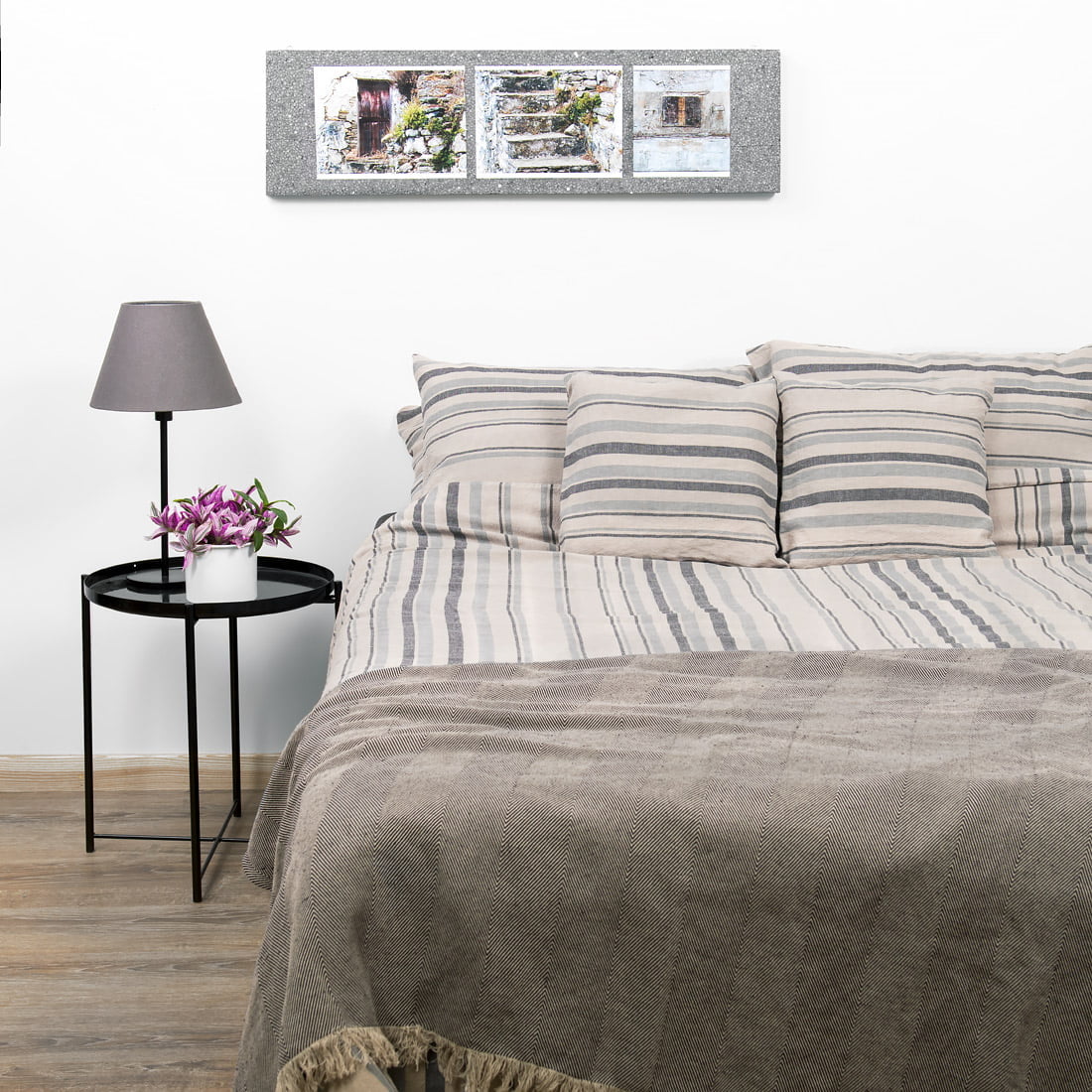 Lininė patalynė pilkai juodai dryžuota.