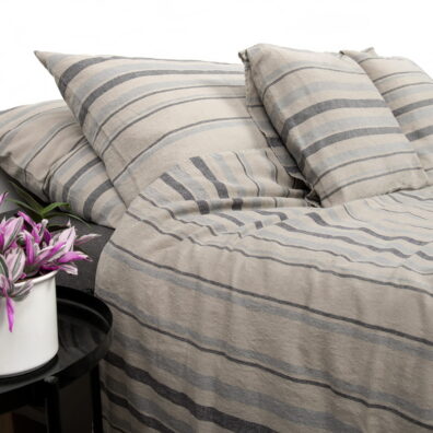 Lininė patalynė pilkai juodai dryžuota: antklodės, pagalvės užvalkalas.