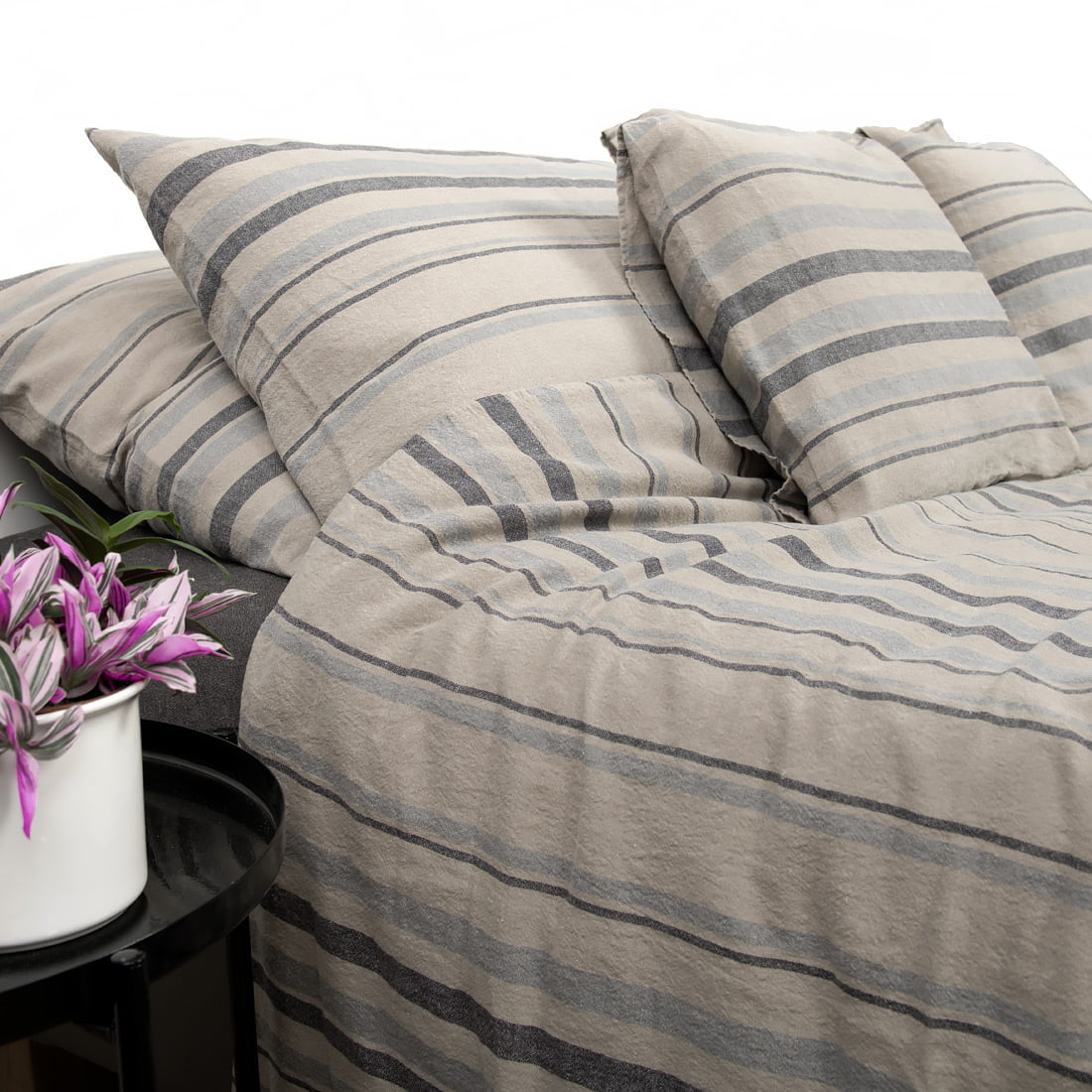 Lininė patalynė pilkai juodai dryžuota: antklodės, pagalvės užvalkalas.