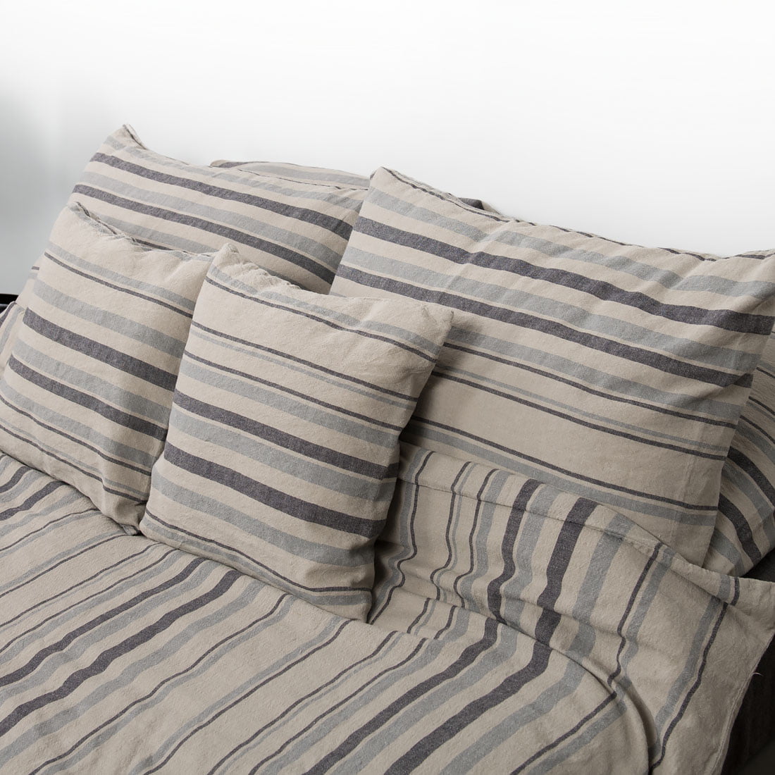 Lininė patalynė pilkai juodai dryžuota: pagalvės, antklodės užvalkalas.