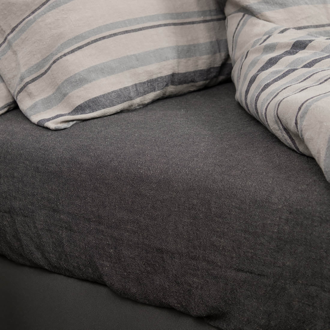 Lininė paklodė pilkai juoda.