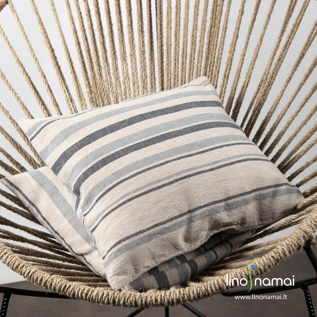 Puslininis pilkai-juodai dryžuotas pagalvės užvalkaliukas su užkaitu, 40cm x 40cm