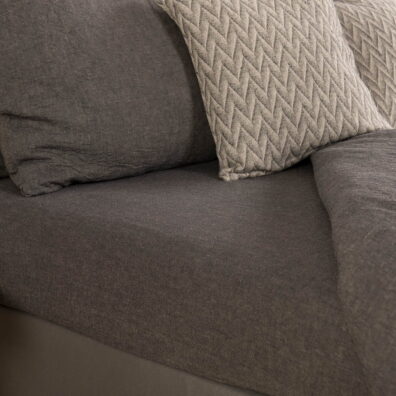 Lininė tamsiai pilka patalynė: antklodės, pagalvės užvalkalas, paklodė.