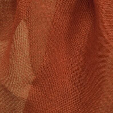 Lininis permatomas raudonas audinys.