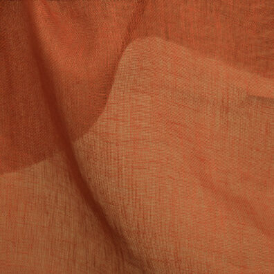 Lininis permatomas raudonas audinys.