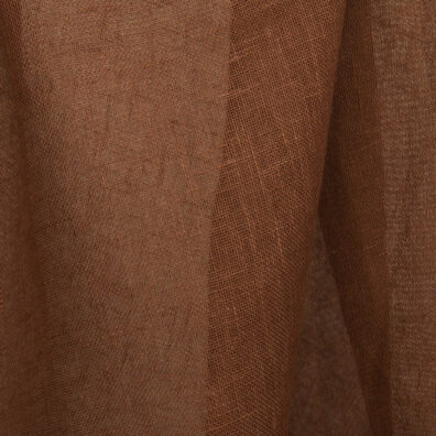 Lininis permatomas rudas audinys.