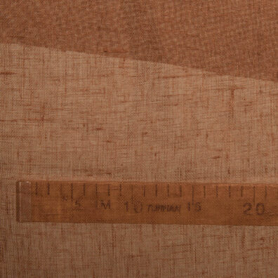 Lininis permatomas rudas audinys.