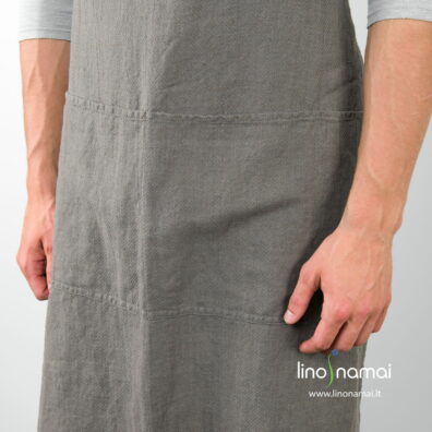 Lininė tamsiai pilka raštuota prijuostė su talpia kišene priekyje - Lino Namai