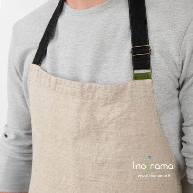 Pilka virtuvinė prijuostė su juodu reguliuojamo ilgio kaklo dirželiu - Lino Namai