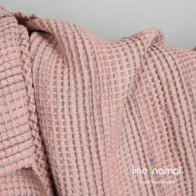 Puslininis „vaflinis“ rožinis skalbtas audinys su violetinėmis, pilkomis juostelėmis - Lino Namai