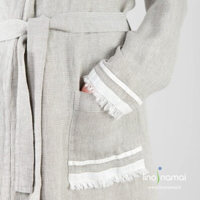 Lininis moteriškas šviesiai pilkas chalatas su baltos spalvos kutais ant rankogalių ir kišenių