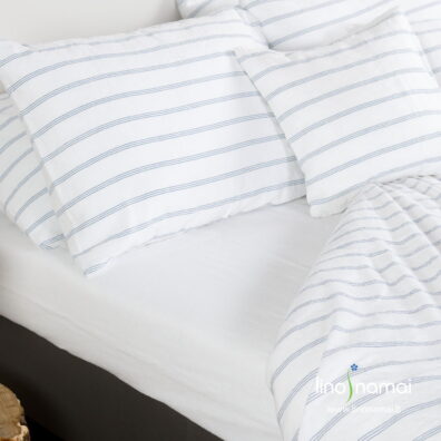 Balta lininė paklodė prie patalynės mėlynais dryžiukais