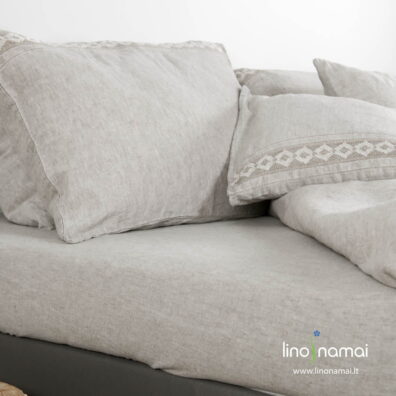 Šviesiai pilka paklodė dera prie patalynės su nėriniais