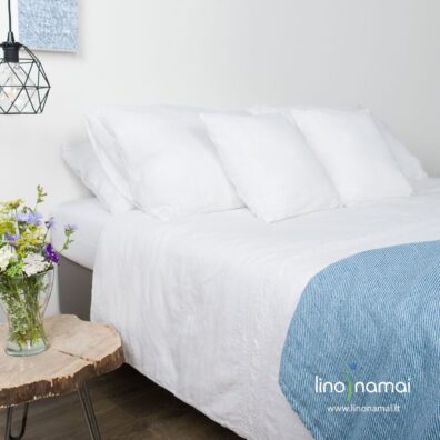 Ryškiai balti pagalvių, antklodžių užvalkalai su nėriniais