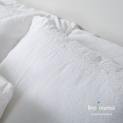Ryškiai balto lino-medvilnės audinio pagalvę puošia nėriniai