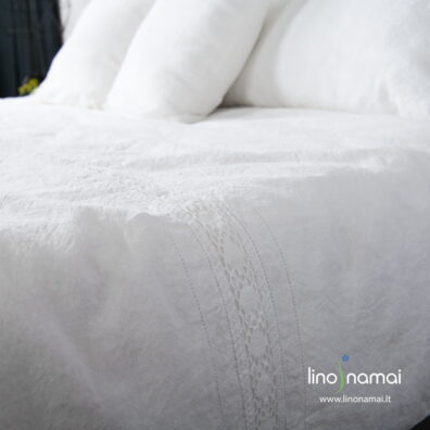 Ryškiai baltas lino - medvilnės antklodės užvalkalas su nėriniais