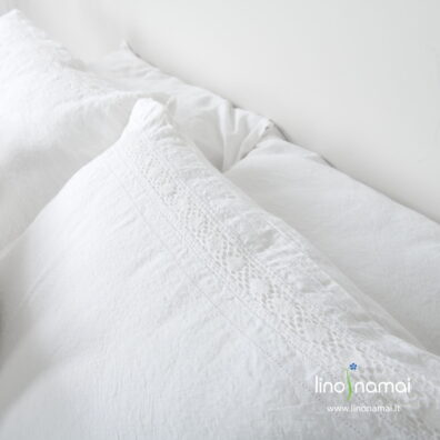 Lininis pagalvės užvalkalas puoštas baltu nėriniu