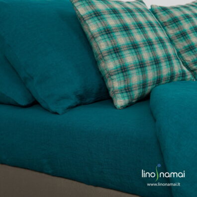 Lininė tamsios turkio spalvos paklodė (paprastai apsiūta ar su guma kampuose)