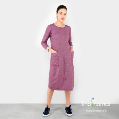 Lininės raudonai violetinės raštuotos suknelės ilgis žemiau kelių