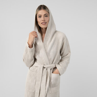 VERO šviesiai pilkas lino-medvilnės chalatas su gobtuvu