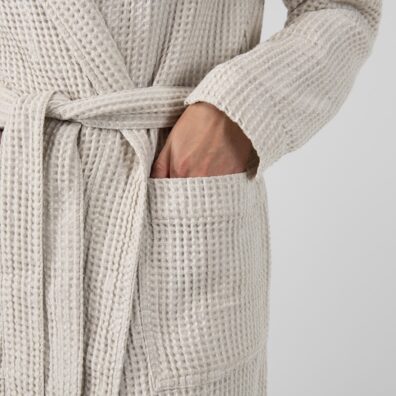 VERO šviesiai pilkas lino-medvilnės chalatas su kišenėmis, surišamas plačiu diržu