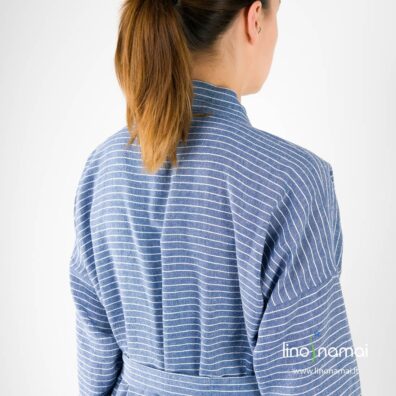 Lengvas lino-medvilnės chalatas iš mėlynai ir baltai dryžuoto audinio