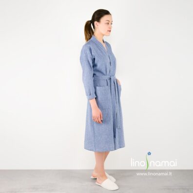Lengvas mėlynai dryžuotas lino-medvilnės chalatas moterims.